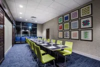 Holiday Inn Express & Suites Queensbury - Lake George Area Hotels in Glens Falls