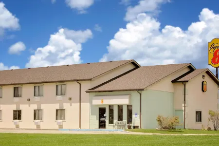 Super 8 by Wyndham Marshall