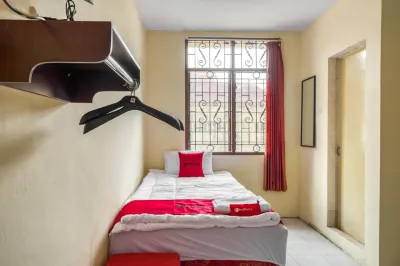 RedDoorz Plus Near Rsud Dr. Pirngadi Medan 2 Các khách sạn ở Perintis