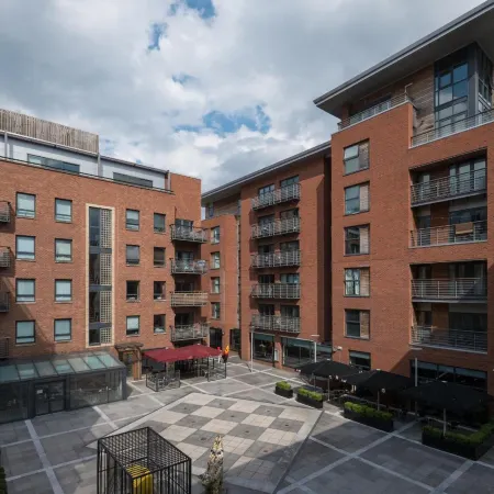 Base Serviced Apartments - Duke Street Отели рядом с достопримечательностью «Тоннели Вильямсона»