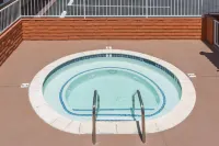 Super 8 by Wyndham Azusa - Hot Tub