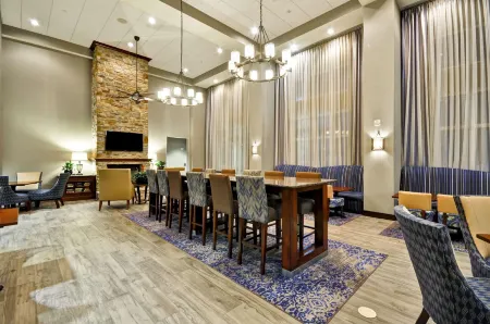 Hampton Inn & Suites Fredericksburg-at Celebrate Virginia Отели рядом с достопримечательностью «Терминус оф Вирджиния Рейлуэй Трейл»