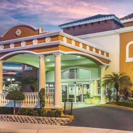 La Quinta Inn & Suites by Wyndham Oceanfront Daytona Beach Отели рядом с достопримечательностью «Выставочный и конгресс-центр Ocean Center»