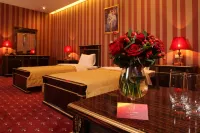 SK Royal Hotel Moscow (СК Роял Москва) Отели рядом с достопримечательностью «Башня Эйфеля в миниатюре»