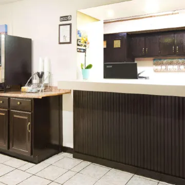 Super 8 by Wyndham Pittsburgh PA Airport/University Area