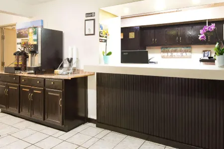 Super 8 by Wyndham Pittsburgh PA Airport/University Area Отели рядом с достопримечательностью «Парк Саси Леттери Риверфронт»