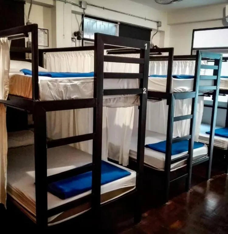 เตียงในห้องพักรวมขนาด 8 เตียง