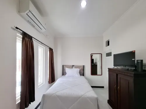 Surya Living RedPartner near Suncity Mall Madiun - 2-نجوم