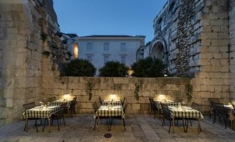 Hotel Peristil