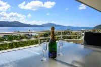 Poinciana Lodges - Ocean Views - parking