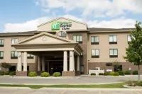 Holiday Inn Express & Suites Mason City Hotel di Clear Lake