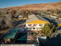 Apache Motel Hotels near Up the Creek Campground