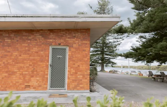 黑天鵝水濱汽車旅館