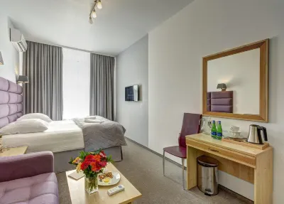 Веллион Водный Отели рядом с достопримечательностью «Башня Эйфеля в миниатюре»