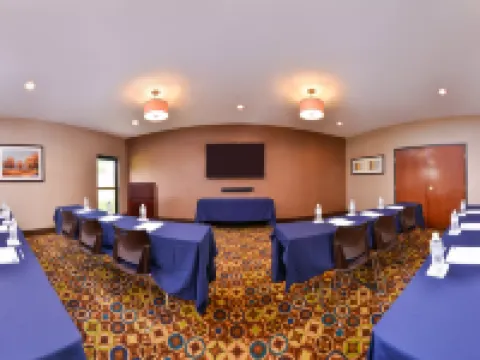 Holiday Inn Express & Suites TOPEKA WEST I-70 WANAMAKER by IHG トピーカのホテル