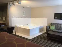 Super 8 by Wyndham Brookings - Hot Tub