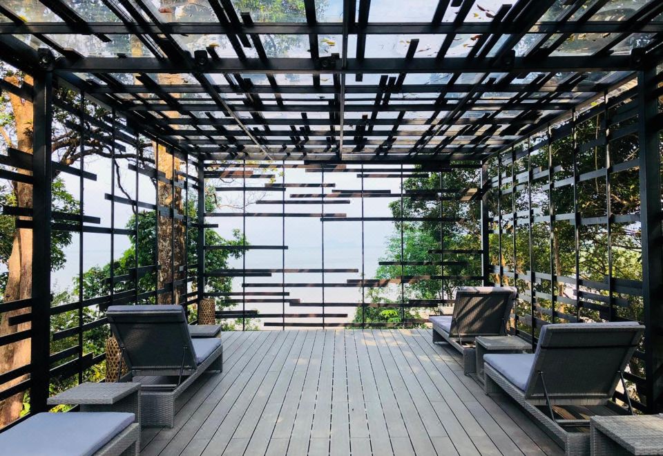 더 컬버트 리조트의 풀사이드 바와 수영장 전경