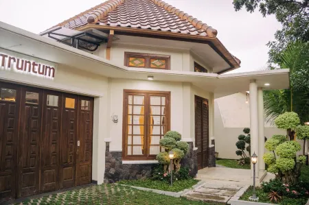 Guesthouse Syariah Griya Truntum Отели рядом с достопримечательностью «Museum Radya Pustaka»