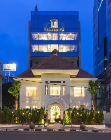 Vasaka Maison Bandung Отели рядом с достопримечательностью «Собор Святого Петра»