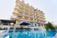 Grace Amaliya Hotel - Pools