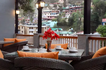 Hotel Vinsober Monal Отели рядом с достопримечательностью «Shree Kainchi Hanuman Mandir»