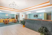 Super 8 by Wyndham Holton - Motels
