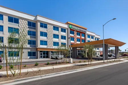 Holiday Inn Express & Suites Phoenix Dwtn - State Capitol Отели рядом с достопримечательностью «Центральная библиотека Бертон Барр»