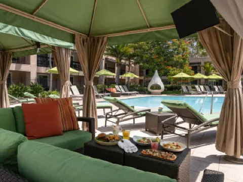 Hyatt Regency Newport Beach Hotel berhampiran Sherman Library & Gardens