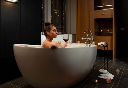 안다즈 5번가 호텔의 세련된 객실 내부