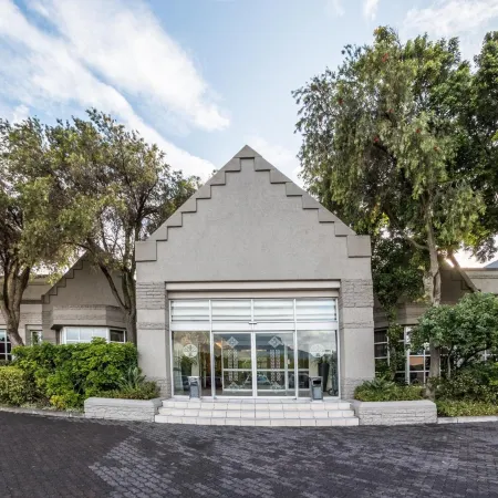 City Lodge Hotel Pinelands Отели рядом с достопримечательностью «Стадион «Атлон»»