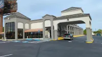 Clarion Pointe McDonough - parking