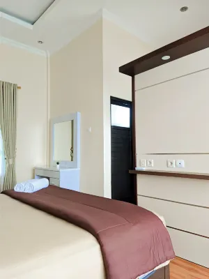 Sapphire Village Guesthouse Hotel dekat Dono bakul iwak