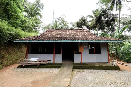 Iran Homestay Hotels in Kokap