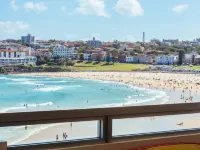 Ocean view luxury 3 bedroom home with balcony Hotels in North Bondi
