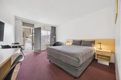 Cooma Motor Lodge Motel - parking