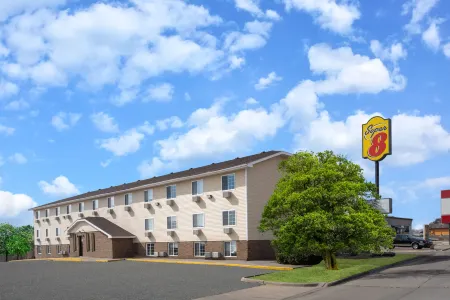 Super 8 by Wyndham Clinton Отели в г. Фултон