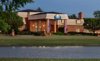 Days Inn & Suites by Wyndham Sikeston
