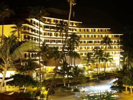 The Retreat Hotel & Convention Centre Отели рядом с достопримечательностью «Пляж Марве»