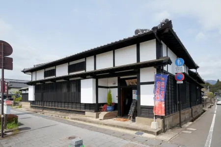 Paak Hotel Отели рядом с достопримечательностью «Obi Castle History Museum»