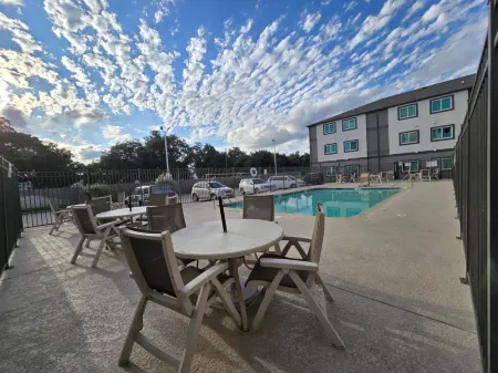 Motel 6 Biloxi, MS - Beach