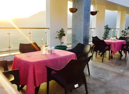 Villa Bianca Отели рядом с достопримечательностью «Shree Kainchi Hanuman Mandir»