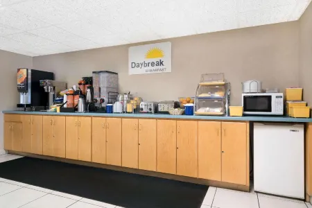 Days Inn by Wyndham St Cloud Отели рядом с достопримечательностью «Государственный университет Сент-Клауд»