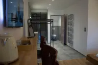 Aux Platanes Hotels in Mantry