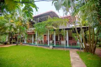 Yala River Face Inn - parking