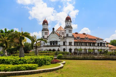 Holiday Inn Express Semarang Simpang Lima Отели рядом с достопримечательностью «Лима»