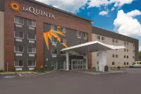 La Quinta Inn & Suites by Wyndham Cleveland - Airport North