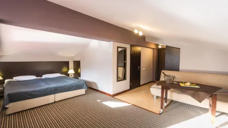 Кристалл Отели рядом с достопримечательностью «Смотровая поляна 960»