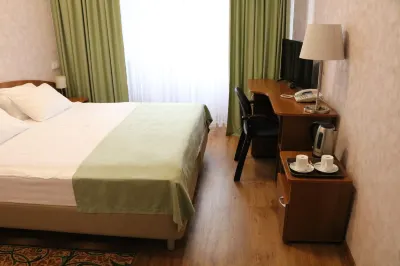 Lada Hotel Các khách sạn gần Statue of Chekhov
