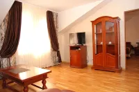 Chetyire Koronyi Hotel