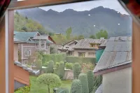 Tree of Life Lakeside Cottage, Srinagar